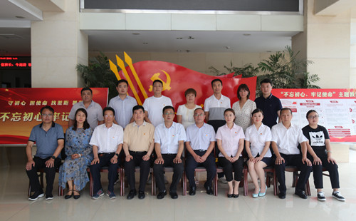 对标合影.JPG